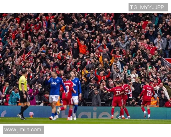 足球明星在赛场上展现绝佳技艺为昔日恩怨复仇精彩瞬间回顾