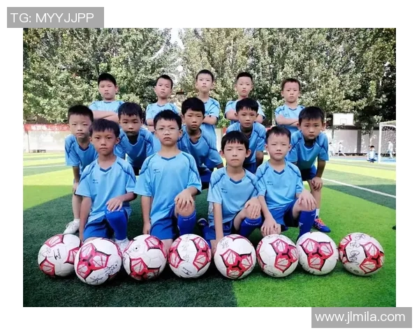 踢右前卫的足球明星们如何在绿茵场上展现个人魅力与团队合作精神