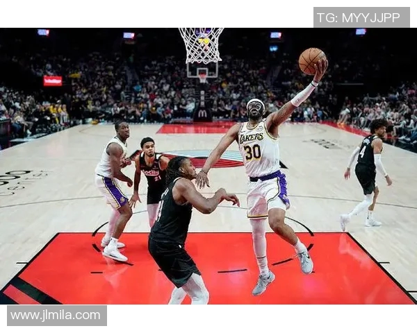 夏季联赛精彩对决开拓者与湖人谁能笑到最后