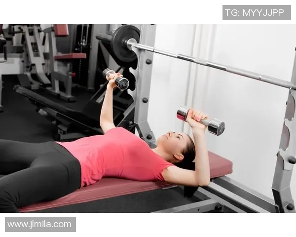 只用哑铃如何有效锻炼胸肌提升力量与线条的全面指南